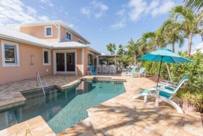 Saltwater pool with chiller & heater, hot tub, outdoor shower & more!